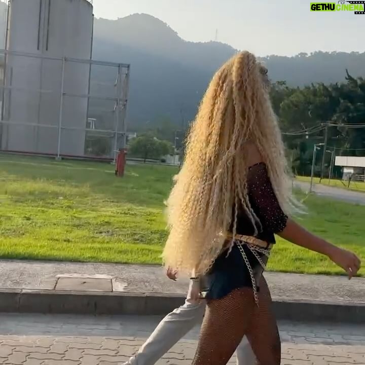 Heslaine Vieira - 15.2K Likes - Aniversário de um amigo que fiz pra vida
Ele é tão especial que até minha avó fala dele
Sabe que essa pessoa foi até Ipatinga em Minas Gerais pra conhecer ela?! Dona Maria conta pra todo mundo
Eu sou muito feliz de ter te encontrado nesse mundo gigante
Seu coração é ouro e eu tenho sorte💜
Na última foto a fada madrinha dessa amizade que nasceu no dia do teste. @fridarichterr
