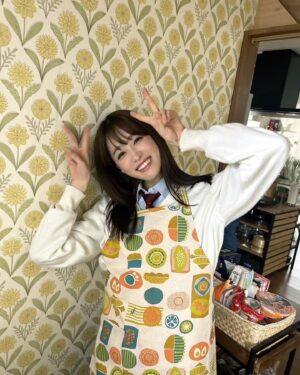Hikaru Takahashi Instagram - 🏠
リビングの松永さん
第6話　この後23:00〜
今日はバレンタインイブ💝🍫
どんなお話か、ぜひご覧ください〜