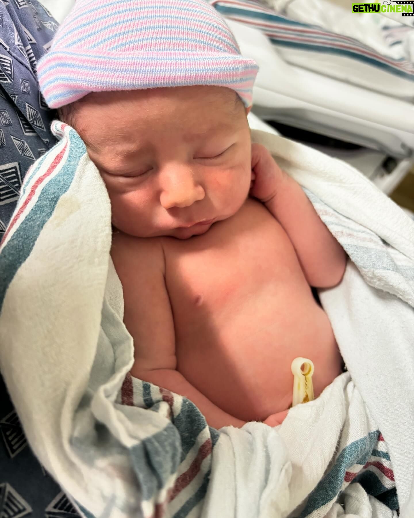 Hila Klein Instagram - Baby Sunny was born Wednesday at 7:45 pm! Right after the show ended Ethan rushed home because I was going into labor! We left the house at 5:00 and I was holding Sunny by 8:00 ðŸ˜. Everyone is happy and healthy!!