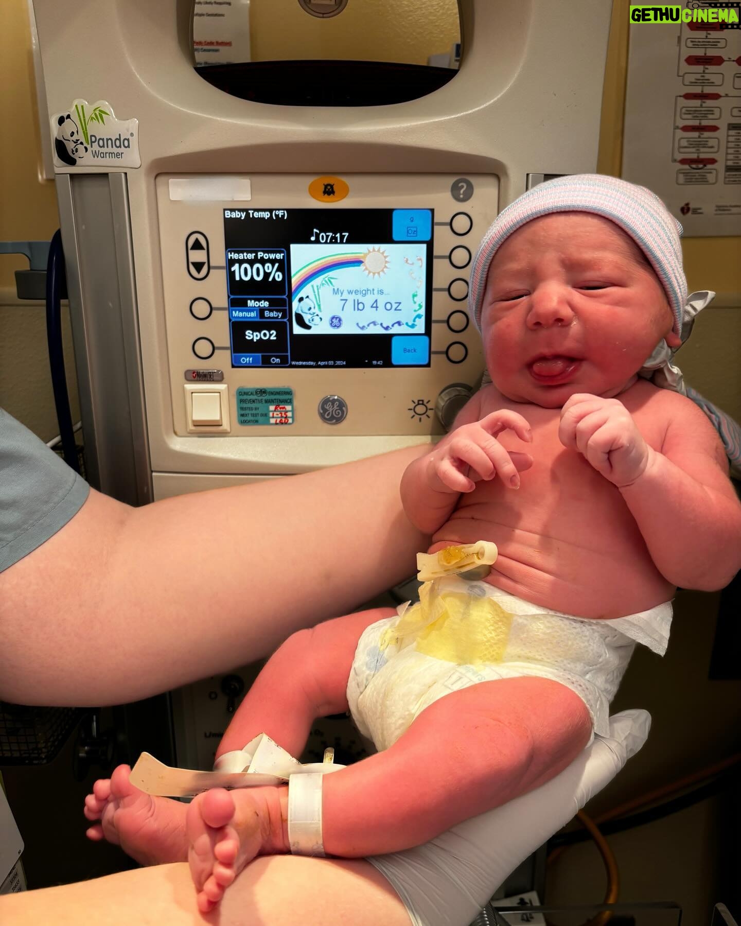 Hila Klein Instagram - Baby Sunny was born Wednesday at 7:45 pm! Right after the show ended Ethan rushed home because I was going into labor! We left the house at 5:00 and I was holding Sunny by 8:00 ðŸ˜. Everyone is happy and healthy!!