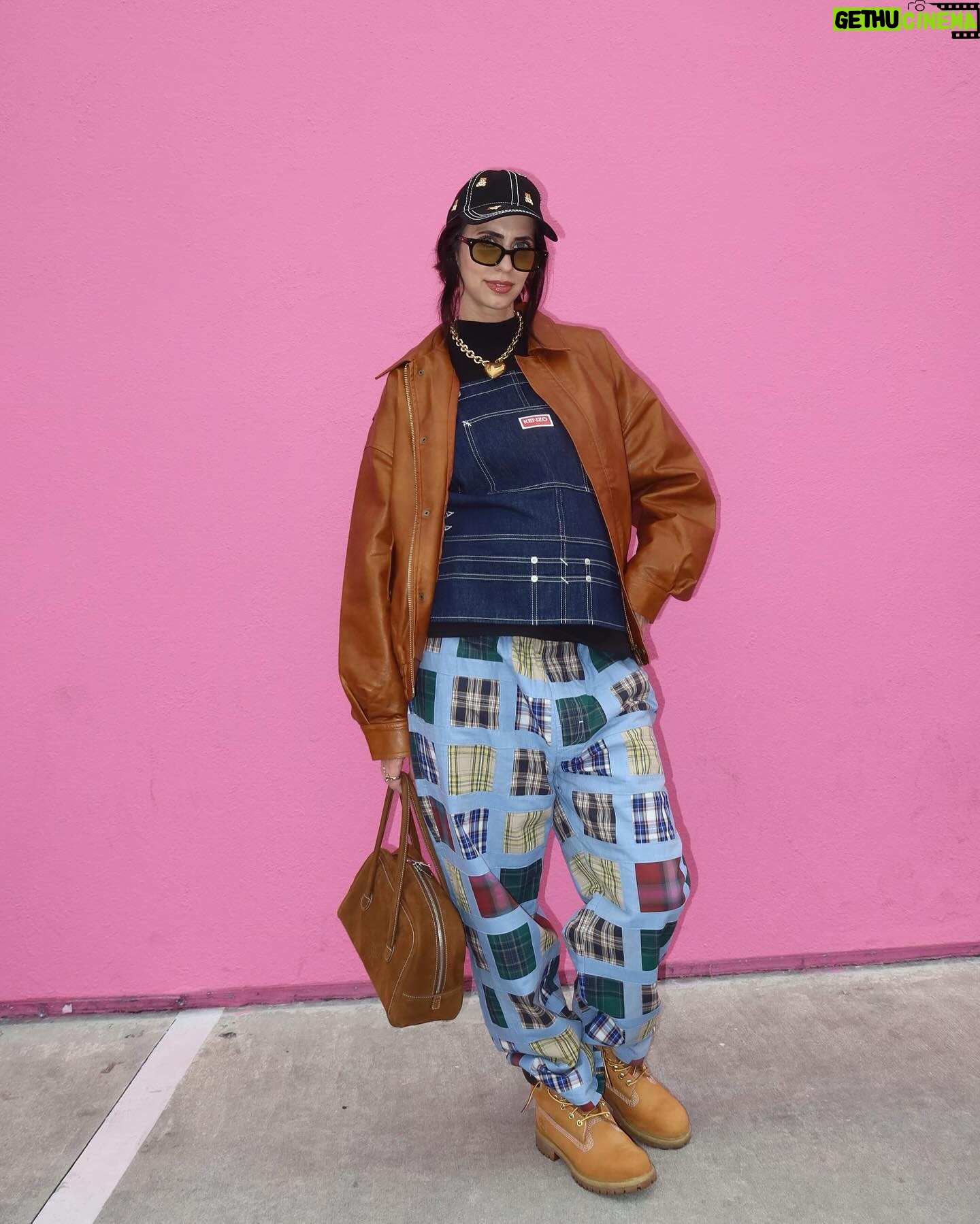 Hila Klein Instagram - Visited the legendary and historical pink wall and it did not disappoint 😆