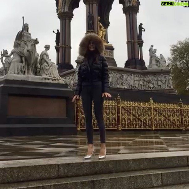 Hilal Altınbilek Instagram - Hi london✋🏻 Shoes by @jalouxshoes