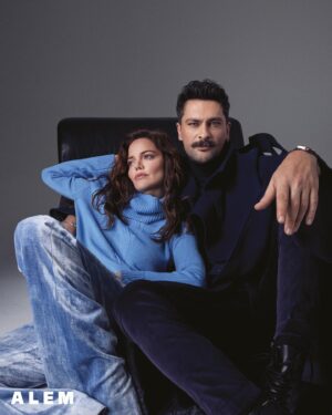 Hilal Altınbilek Instagram - #HilalAltınbilek ve #OnurTuna ile keyifli bir çekimde buluştuk🌟 @hilalaltinbilek @onurtuna

Genel Yayın Yönetmeni: @gozdeyorukogluersu
Röportaj: @kubricc 
Fotoğraflar: @jiyankizilboga 
Styling: @sburcucam & @mina.tanay 
Saç: @mutluahmet.sinan
Makyaj: @burkhu 
Fotoğraf asistanı: @dogasucu 
Makyaj asistanı: @arzusezar 
Prodüksiyon: @ceylanyeniacun 
Prodüksiyon asistanı: @nazlisancakli