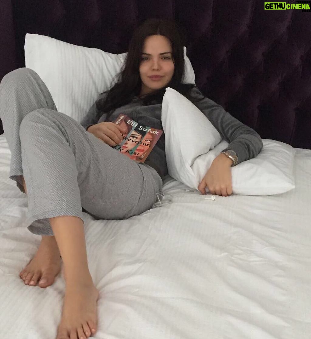 Hilal Altınbilek Instagram - Haftasonu hasta olanlar...😥🌙💕#haftasonu #happyweekend #allıneedis #🌞