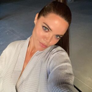 Hilal Altınbilek Instagram - Akşam saatleri set hatırasıdır...🙃🥰(😷) 💋💋💋 iyi akşamlar herkese🙏🏼🤚🏻💜