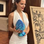Hilal Altınbilek Instagram - Bizi dünyanın her yerinde severek izleyenlere ve bu mutluluğu yaşamama vesile olan Tims&B Productions'a teşekkürler. Grazie Sicilia @nationsaward @timsandb