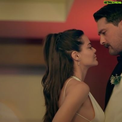 Hilal Altınbilek Instagram - “Demek gelin oldun gidiyorsun ha Şebo!”💥 #ŞahaneHayatım 26. Bölüm 2. Fragman! Yeni bölüm Çarşamba 20.00’de NOW’da. @nowtvturkiye @ayyapim @hilalaltinbilek @onurtuna @yigitozsener @nesrin.cavadzade @gokceeyuboglu @incinurdasdemir