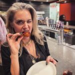 Hilarie Burton Instagram - A flavor for everyone! When @hilarieburton came to town a couple weeks ago on her book tour she made time to hang at Buffalo Wing Factory with some other Park View High School alum. Fun fact… Hilarie worked for Buffalo Wing Factory when she was in high school. Wing flavor she went with… Sweet & Smoky BBQ (paired with a blackberry Negroni made with @mflibations gin 😎) . #aflavorforeveryone