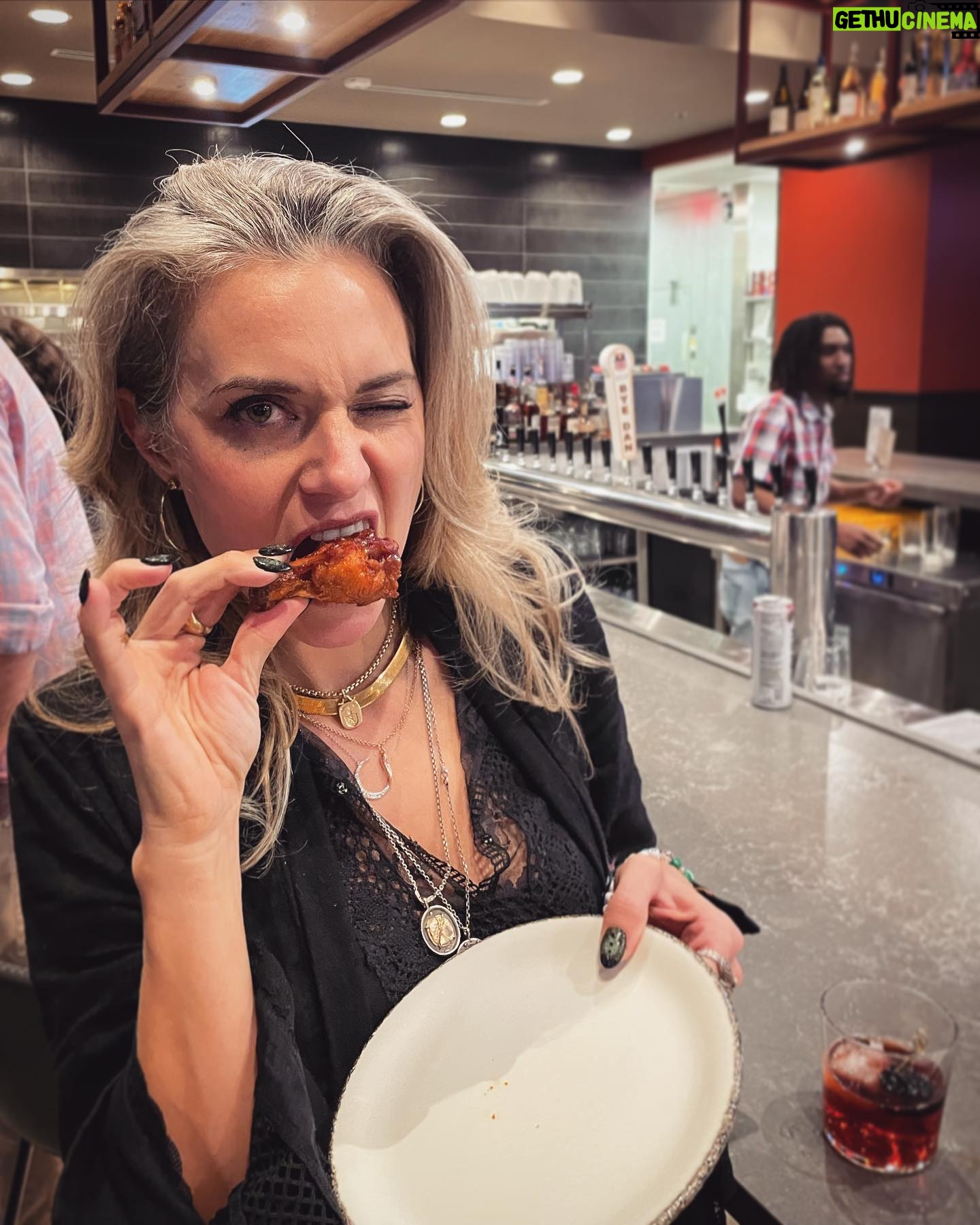 Hilarie Burton Instagram - A flavor for everyone! When @hilarieburton came to town a couple weeks ago on her book tour she made time to hang at Buffalo Wing Factory with some other Park View High School alum. Fun fact… Hilarie worked for Buffalo Wing Factory when she was in high school. Wing flavor she went with… Sweet & Smoky BBQ (paired with a blackberry Negroni made with @mflibations gin 😎) . #aflavorforeveryone