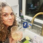 Hilarie Burton Instagram – EVERYONE IN MY FAMILY ACTUALLY LIKED THEIR DINNER!!!

Here’s to all you other home chefs out there. It’s mean in these streets. Drink that glass of wine while you wash dishes. You earned it, babe. 
😘