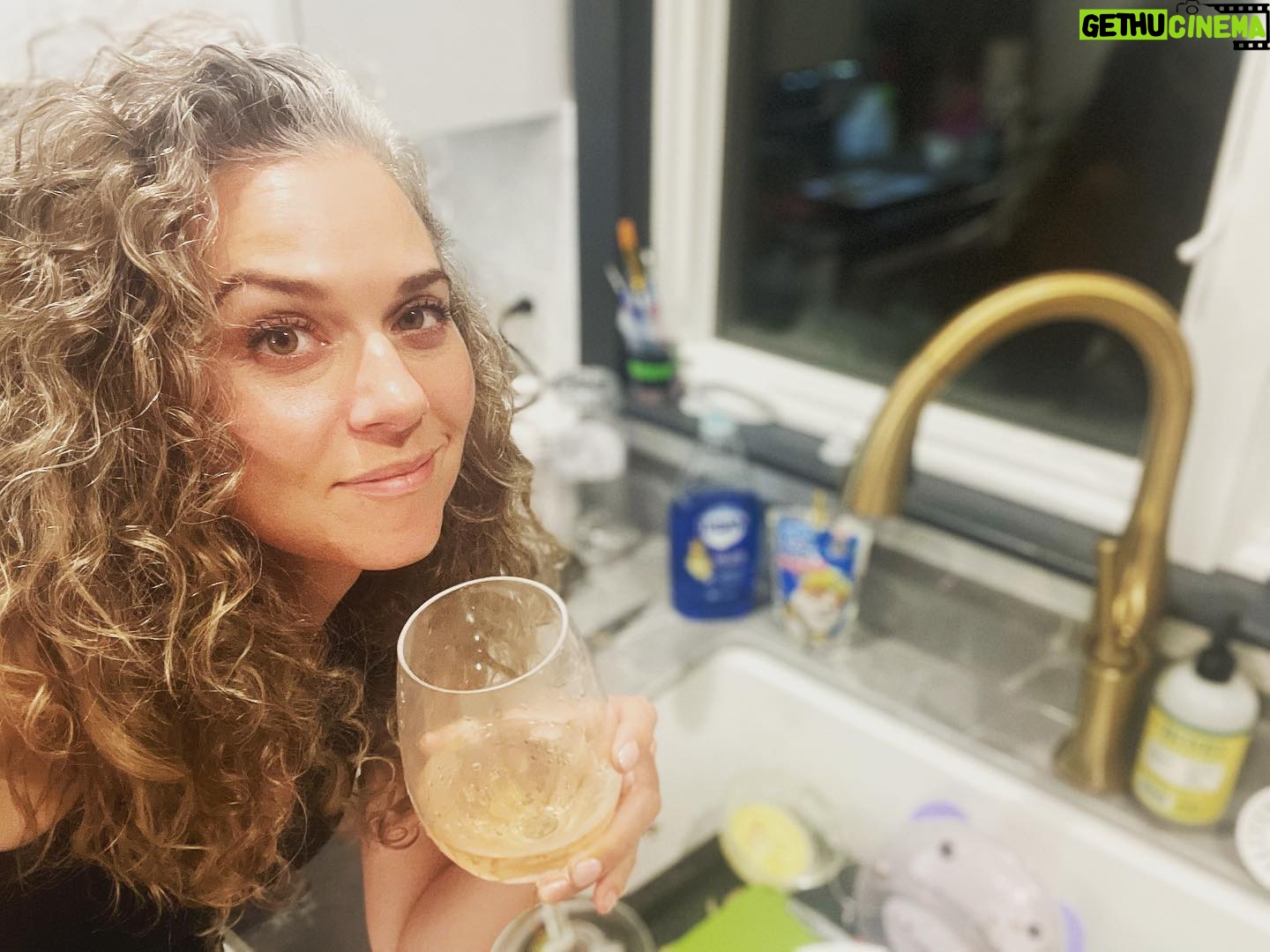 Hilarie Burton - 91.5K Likes - EVERYONE IN MY FAMILY ACTUALLY LIKED THEIR DINNER!!!
Here’s to all you other home chefs out there. It’s mean in these streets. Drink that glass of wine while you wash dishes. You earned it, babe.
😘