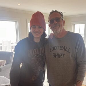 Hilarie Burton Instagram - Happiness is seeing Daddy .

@jeffreydeanmorgan 😘