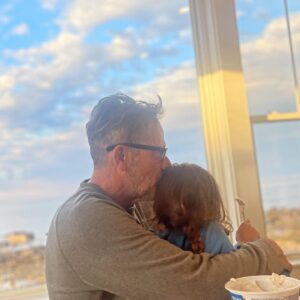 Hilarie Burton Instagram - Happiness is seeing Daddy .

@jeffreydeanmorgan 😘