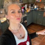 Hilarie Burton Instagram – From my messy kitchen to yours, 
Merry merry Christmas baby. 
Xxxxx

In my #christinebaranski❤️ era. Her outfits in Grinch are goals. 😍