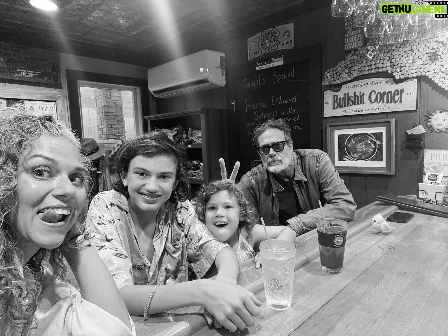 Hilarie Burton - 73.2K Likes - The Morgans, of Bullshit Corner.
Keepin’ it classy. 😘