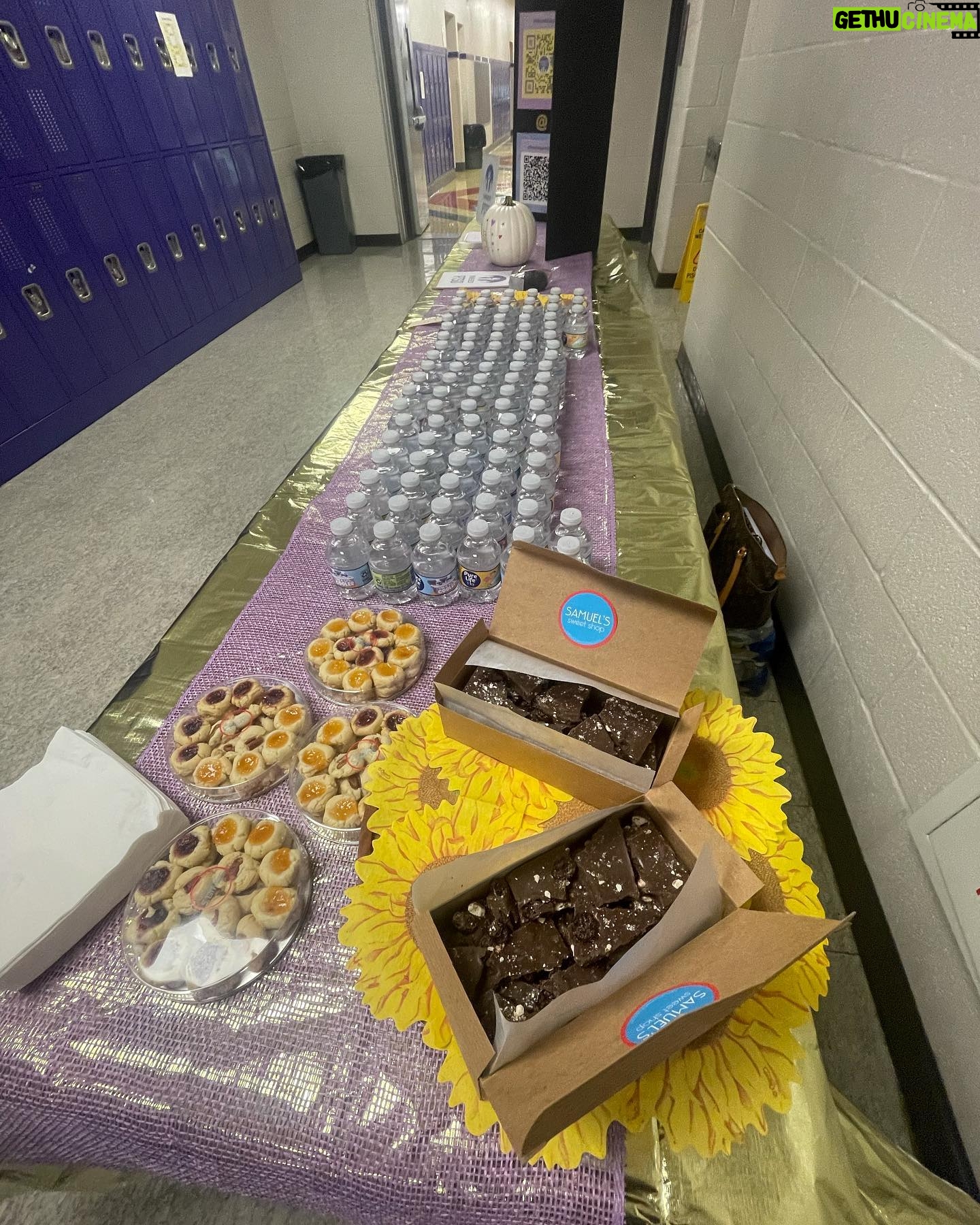 Hilarie Burton Instagram - The best part of owning a candy store?? Using @samuelssweetshop to recruit other parents at Back to School Night!! Public schools need our help. Teachers deserve our help. Our kids may not admit they want our help……but they DO! Really grateful for all the volunteers I’ve met helping out at school. Join your local PTSO/PTA if you wanna have fun and spy on your kids! (Just kidding. It’s not technically spying if you’re there bringing treats or decorating the gym for a dance!) And please make a point of supporting businesses that are community and school friendly. We rely on their donations. 💖 Hoping all you parents out there are having a happy new school year! 📚✏️