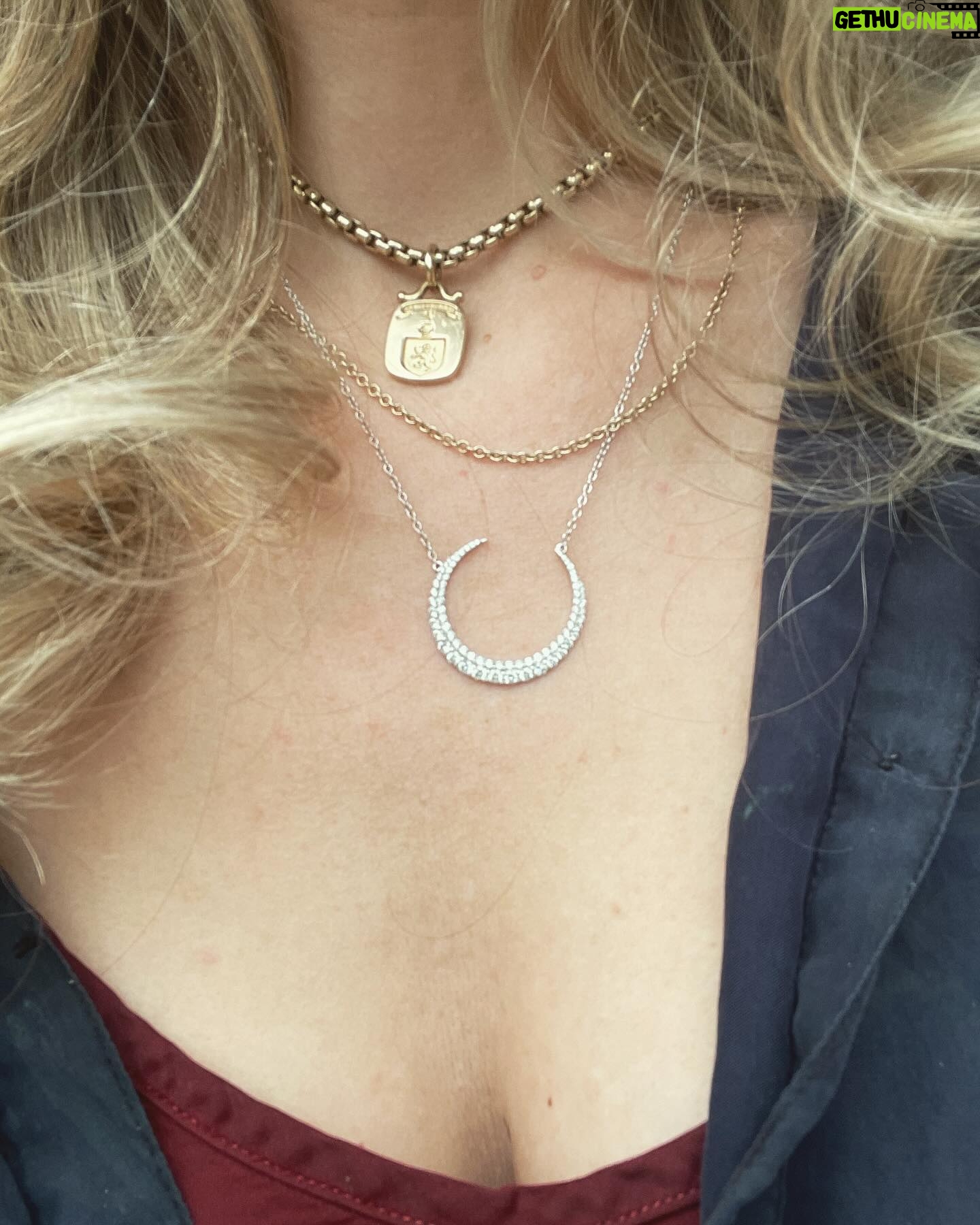 Hilarie Burton Instagram - Just your Eclipse Auntie, showing up with disco balls to bring the solar show inside!!! A lot of new energy for us Cancer, Aries, Libra and Capricorn signs. βοΈ Holding hands with my zodiac babes and wishing everybody massive success in this new chapter! π #chiron #woundedhealer