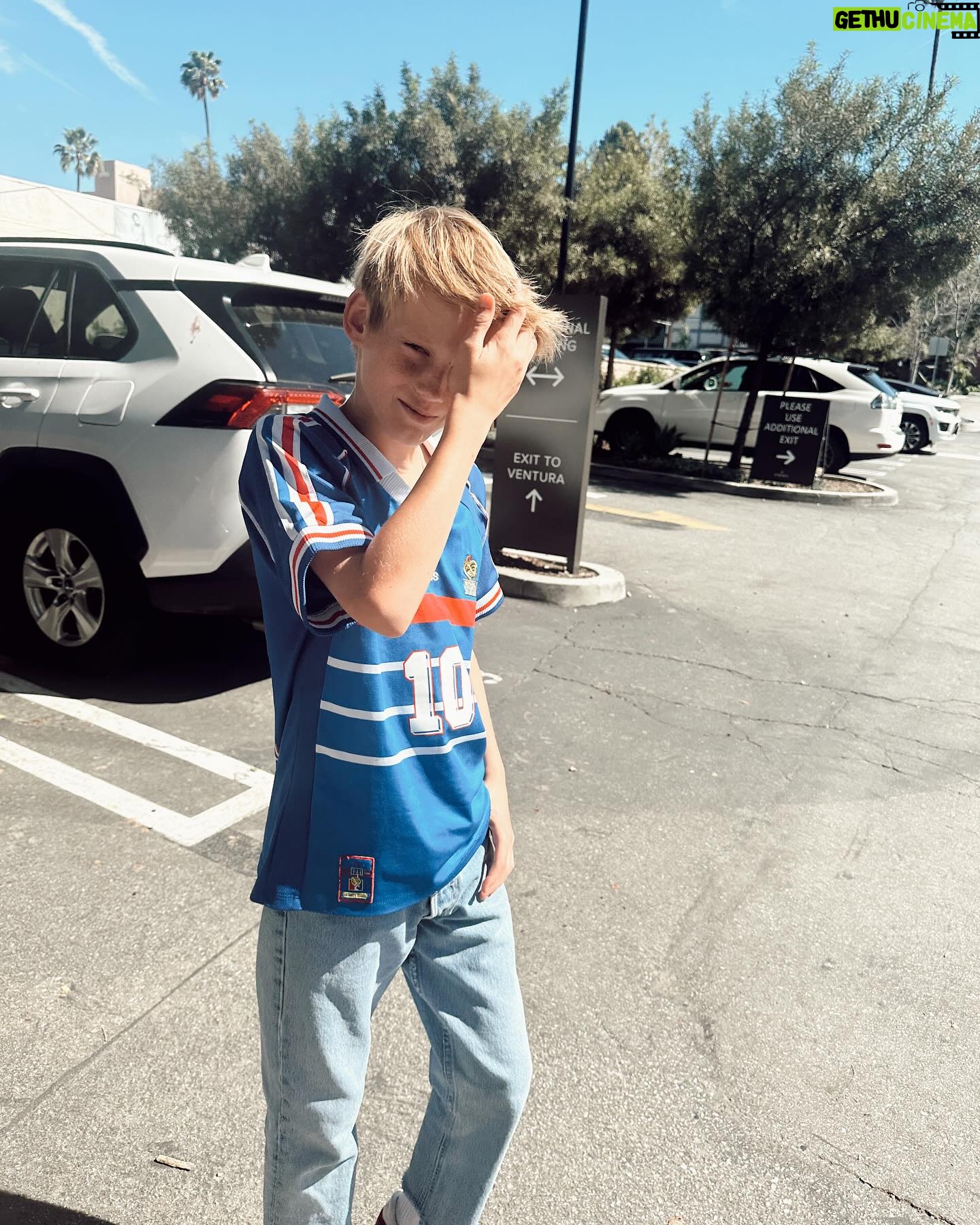 Hilary Duff Instagram - Pretty slow week around here. And gently trying to give baby the eviction notice