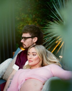 Hilary Duff Instagram - 4 kids is a truly wild choice. And while you rage the farmers market with the kids after 4 nights of shows and late nights  so I can get some sleep and not hear mom mom mama mommy mooooom just know this only works because of you ♥️. Also on a separate note…. Why can I sleep during the day this late in pregnancy and not at night 😣😵‍💫
