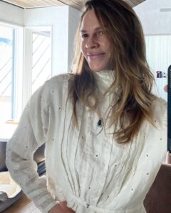 Hilary Swank Instagram - I rarely take selfies, but I just got a new top, welllllll it’s actually a vintage top, but I just got it, making it “new” to me. I love vintage (alongside sustainable investment pieces), especially victorian, which make me feel so feminine. This piece I got from one of my favorites, @theludlowshop 💫 So I took a few fun pics in it. I’ll sporadically post some more of my favorite vintage shops for you to enjoy too. 💝 Happy Sunday everyone! 🙌🏽 P.S. I actually had the shirt on backwards for most of the time 🤪 Photo number 3 shows it the way it was intended. Which do you like best? Front or back?