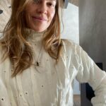 Hilary Swank Instagram – I rarely take selfies, but I just got a new top, welllllll it’s actually a vintage top, but I just got it, making it “new” to me. I love vintage (alongside sustainable investment pieces), especially victorian, which make me feel so feminine. This piece I got from one of my favorites, @theludlowshop 💫 So I took a few fun pics in it. I’ll sporadically post some more of my favorite vintage shops for you to enjoy too. 💝
Happy Sunday everyone! 🙌🏽
P.S. I actually had the shirt on backwards for most of the time 🤪 Photo number 3 shows it the way it was intended. Which do you like best? Front or back?