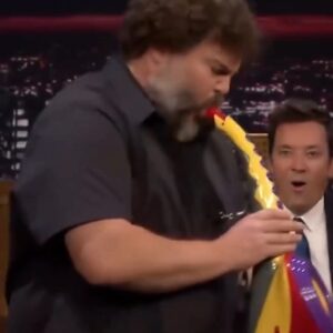 Hilary Swank Instagram - Good Times ahead in 2️⃣0️⃣2️⃣3️⃣ 🎉 
This is the kind of energy I aspire to bring into The New Year… please join me… lets have some fun!!! 
👏🏽👏🏽 to the brilliant @jackblack
#HappyNewYear
…

Thanks for sharing @guyoseary 💃🏻