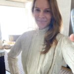 Hilary Swank Instagram – I rarely take selfies, but I just got a new top, welllllll it’s actually a vintage top, but I just got it, making it “new” to me. I love vintage (alongside sustainable investment pieces), especially victorian, which make me feel so feminine. This piece I got from one of my favorites, @theludlowshop 💫 So I took a few fun pics in it. I’ll sporadically post some more of my favorite vintage shops for you to enjoy too. 💝
Happy Sunday everyone! 🙌🏽
P.S. I actually had the shirt on backwards for most of the time 🤪 Photo number 3 shows it the way it was intended. Which do you like best? Front or back?