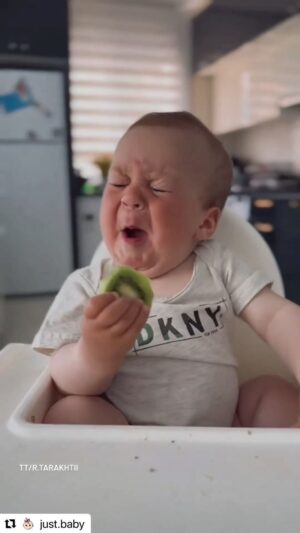 Hilary Swank Instagram - This is so friggin’ adorable! You’re welcome, because if you watch, I just made your day reposting this most adorable baby!! 🥰
Share with someone who needs a smile today. 💞

🎥: @r.tarakhtii