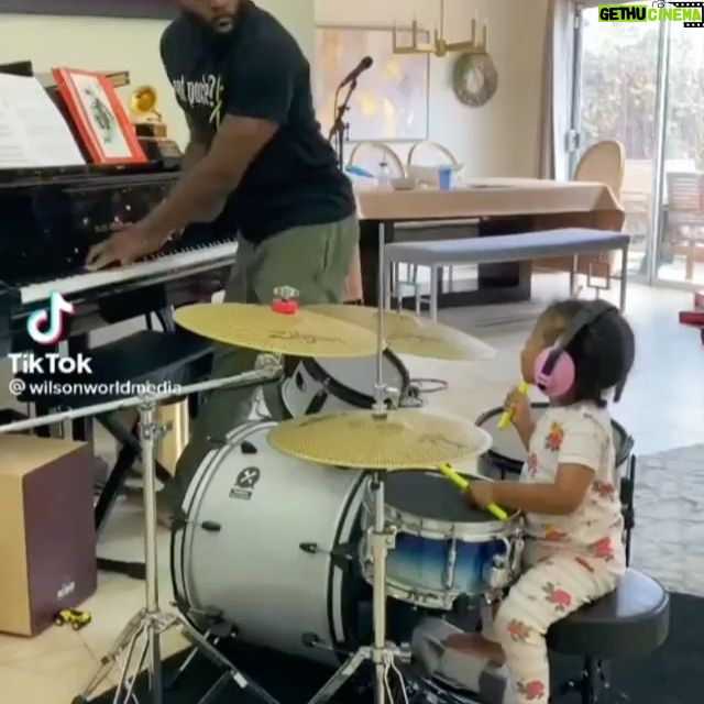 Hilary Swank Instagram - Going into the weekend like @babyboydrummer βΌοΈ ππ»πΊπΎ