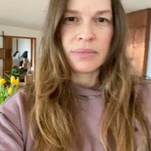 Hilary Swank Instagram - The important questions…

Let me know your thoughts below and tag any of your friends who might want to weigh in! 👇🏽