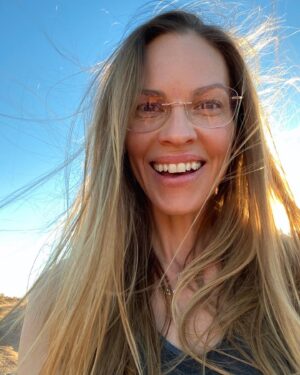 Hilary Swank Instagram - Given I played an astronaut this year, I’m feeling out of this world to be partnering with @SilhouetteEyewear in honor of the space launch this week! 🚀 Their super-lightweight glasses have been worn on a bunch of space missions! Anything to do with space and astronauts (even their eyewear) sends me over the moon! 🤣👩🏽‍🚀 🌝 
#WishIWereAnAstronaut #IJustPlayAnAstronautOnTV #WishICouldGoToSpace #AstronautsAreTheCoolestEver #SilhouetteEyewear #TryItWearItLoveIt #SponsoredPartnership