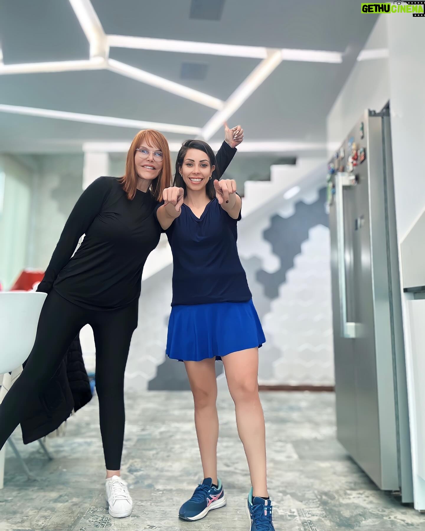 Hilda Abrahamz Instagram - ¡Mi amada hija y socia @danielagrate , no puedo expresar con palabras cuánta felicidad y gratitud siento al trabajar y cumplir metas a tu lado! Ver cómo crecemos juntas, superando desafíos y alcanzando nuestros sueños, es un regalo invaluable. Tu dedicación, talento y apoyo incondicional me inspiran cada día. Trabajar juntas es mucho más que una simple colaboración, es un vínculo especial que solo una madre y una hija pueden compartir. A medida que avanzamos en nuestro camino, celebro cada logro como si fueran nuestros propios triunfos. Cada paso adelante es un recordatorio de la fortaleza y la unión que nos define. En este viaje, hemos aprendido a confiar y apoyarnos mutuamente, a superar obstáculos y a abrazar los desafíos con valentía. Nuestro amor y nuestra pasión por lo que hacemos nos impulsan a dar lo mejor de nosotras en cada proyecto. No hay mayor alegría que ver cómo te desarrollas profesionalmente y cómo juntas hacemos realidad nuestros sueños. Hoy, en cada meta alcanzada, quiero que sepas lo orgullosa y agradecida que estoy de tenerte a mi lado. Eres mi mayor bendición y trabajar contigo es un privilegio. Sigamos avanzando juntas, persiguiendo nuestros sueños y construyendo un futuro brillante. Te amo con todo mi corazón, mi hermosa hija. 💖✨ #HildaAbrahamz #MadreEHijaTrabajandoJuntas #AmorInfinito #CumpliendoSueños
