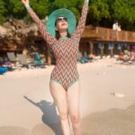 Hilda Abrahamz Instagram – Aquí estoy y allá voy 🚀🚀🚀♾️

Feliz lunes mujeres maravillosas ✨✨✨ y hombres también jaja✨

Mi espíritu joven y divertido me empuja a aprovechar al máximo cada día. No importa cuántos años haya vivido, siempre encontraré la manera de sorprenderme y maravillarme con las pequeñas cosas. Mi sonrisa radiante es el reflejo de mi alma llena de vitalidad y gratitud. 😊🌟

#HildaAbrahamz