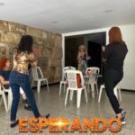 Hilda Abrahamz Instagram – La amistad es un tesoro invaluable que ilumina nuestro camino ✨💖. Es un lazo especial que se teje con hilos de confianza 🤝, compañerismo 🙌 y lealtad 🤞. En ella encontramos un refugio seguro donde podemos ser nosotros mismos, sin juicios ni pretensiones.

En la amistad, compartimos risas 😂🤣 y lágrimas 😢😭, sueños 💭💫 y temores 😨. Nos apoyamos mutuamente en los momentos más difíciles y celebramos juntos los triunfos más grandes 🎉🎊. Es un viaje compartido, donde cada paso nos acerca más y nos enriquece como individuos.

El compañerismo nos impulsa a explorar nuevos horizontes 🌅🌍. Juntos, nos aventuramos en caminos desconocidos, superando obstáculos y descubriendo el mundo con ojos curiosos 👀🔍. Nos animamos a perseguir nuestros sueños 💪💫 y nos convertimos en un impulso constante para el crecimiento personal.

La lealtad es el cimiento de la amistad verdadera. Es saber que siempre podemos confiar en esa persona, que estará ahí en los momentos difíciles y que nunca nos abandonará 🤗🤞. Es un vínculo que se fortalece con el tiempo ⏳, resistiendo las pruebas que la vida nos presente.

En cada encuentro, las emociones fluyen libremente. Hay risas contagiosas que llenan el aire 😄🌬️, conversaciones profundas que nos conectan en un nivel más allá de las palabras 🗣️💬 y abrazos que transmiten calidez y amor 🤗💕. Es un intercambio de energía positiva que nos nutre y nos hace sentir vivos.

La amistad, el compañerismo y la lealtad son pilares fundamentales que enriquecen nuestras vidas 🌟💖. Nos enseñan el valor de la empatía, el respeto y la generosidad. Nos brindan la certeza de que no estamos solos en este mundo y que siempre habrá alguien dispuesto a caminar a nuestro lado 👭👬👫.

Así que celebremos la magia de la amistad 🎉🎈, cultivemos el compañerismo 🤝 y honremos la lealtad 🙏. Agradezcamos a esas personas especiales que han dejado huellas imborrables en nuestro corazón ❤️💫. Porque en la amistad encontramos un refugio eterno, un lugar donde el amor y la conexión genuina florecen sin medida 🌸💞.

ASÍ QUE LOS ESPERAMOS ESTE FIN DE SEMANA SÁBADO 24 Y DOMINGO 25 EN @cculturalchacao NUESTRAS DOS ÚNICAS FUNCIONES EN CARACAS ✨✨✨

LOS ESPERAMOS ✨✨✨