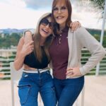 Hilda Abrahamz Instagram - ¿Qué aventura emocionante crees que estamos planeando este par de mujeres en esta misteriosa reunión? Los leemos ✨✨✨