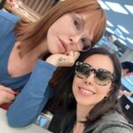 Hilda Abrahamz Instagram - ¡Hola a todos! Hoy quiero dedicarle unas palabras muy especiales a mi amada hija Daniela @danielagrate Ella es mi mayor tesoro, mi fuente de inspiración y mi mayor alegría. Desde el momento en que llegaste a mi vida, has llenado cada día con amor, risas y momentos inolvidables 😁💜 Daniela, eres una luz brillante que ilumina mi camino✨. Tu espíritu valiente y tu pasión por la vida son verdaderamente inspiradores. Cada vez que te veo persiguiendo tus sueños con determinación y dedicación, mi corazón se llena de orgullo y gratitud. Eres un ejemplo para mí y para todos aquellos que te rodean. Tu belleza interior irradia en cada gesto amable y en cada palabra de aliento que compartes con los demás. Tu empatía y generosidad son cualidades que te distinguen y te convierten en una persona única. Siempre estás dispuesta a tender una mano amiga y a brindar apoyo a quienes te necesitan, sin importar las circunstancias. Eso es algo que admiro profundamente de ti, mi dulce Daniela. Recuerda siempre que no hay límites para lo que puedes lograr. Tienes un talento innato y una creatividad que traspasa fronteras. Sigue persiguiendo tus sueños con pasión y nunca dejes que nada ni nadie te detenga. El mundo está esperando ansioso por descubrir todo lo maravilloso que tienes para ofrecer. En esta vida, habrá momentos de triunfo y también desafíos, pero quiero que sepas que siempre estaré a tu lado, brindándote mi amor incondicional y apoyo inquebrantable. Eres y siempre serás mi mayor bendición. Que tu camino esté lleno de alegría, amor y éxito. Nunca dejes de creer en ti misma, porque tienes un potencial infinito. Siempre recuerda que eres amada y valorada más allá de las palabras. Con todo mi amor y admiración, Hilda Abrahamz 💜 tu otra mamá 💜 #HildaAbrahamz