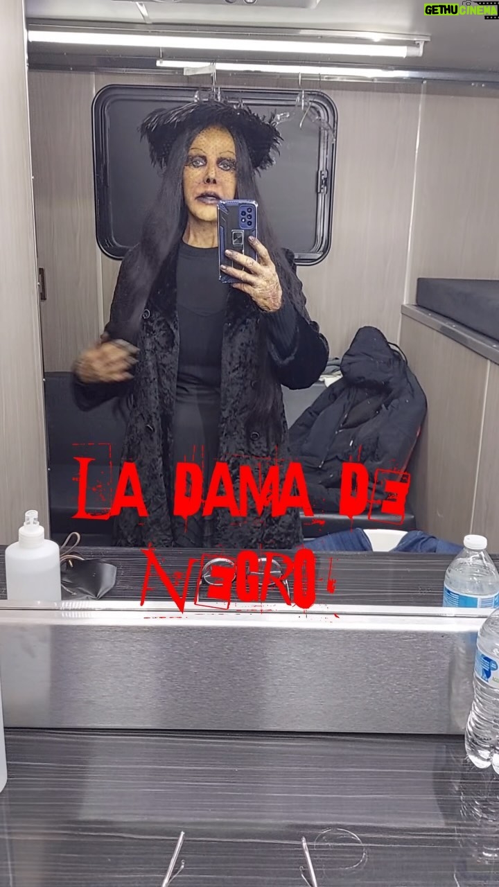 Hilda Abrahamz Instagram - ¡Prepárate para un viaje lleno de misterio y nostalgia en este increíble Throwback Thursday! En este tbt, quiero compartir contigo un video en el que tuve la increíble oportunidad de interpretar a la icónica Dama de Negro en la legendaria serie mexicana “La Hora Marcada”. En ese video inolvidable, encarné a la enigmática y siniestra Dama de Negro con toda mi pasión y dedicación. Fue una experiencia única que me permitió sumergirme en un mundo de suspenso y terror, y poder dar vida a un personaje tan memorable. ✨✨✨ En el video, me encontraba vestida con un impecable atuendo diseñado especialmente para el papel. El vestido largo, de un negro profundo, realzaba mi figura y contribuía a crear una atmósfera cargada de misterio. Cada detalle del vestuario, desde los pliegues hasta los accesorios, añadía un toque especial y realzaba la estética siniestra de la Dama de Negro. Cada movimiento de mis manos, transmitía un poder sobrenatural y envolvía al espectador en un escalofrío.😱😱😱 Fue un honor poder interpretar a la Dama de Negro en “La Hora Marcada” y formar parte de una serie tan icónica. Mi actuación buscaba capturar la esencia del suspenso y mantener a la audiencia al borde de sus asientos. Espero haber logrado transmitir esa sensación de intriga y tensión que caracterizaba a la serie.✨✨✨ Este tbt me permite recordar y apreciar esa experiencia única en mi carrera. Agradezco a todos los fanáticos de “La Hora Marcada” por su apoyo y por permitirme formar parte de su memoria televisiva. Sin duda, este video es un tesoro que merece ser recordado una y otra vez. ¡Gracias por acompañarme en este viaje al pasado lleno de emociones y suspenso! #HildaAbrahamz #ladamadenegro #lahoramarcada