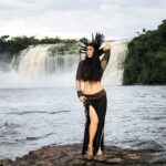 Hilda Abrahamz Instagram – ✨ En un mundo donde todo puede cambiar en un instante, el amor y la amistad son nuestro ancla, la chispa que ilumina nuestros días. Hoy, quiero rendir homenaje a esos lazos inquebrantables con una foto inédita de Maniña Yerichana, la reina y Sra. de la selva. 🌿💖

🌟 El amor es ese abrazo apretado que nos llena de calidez y nos hace sentir vivos. El amor nos desafía a ser mejores, a crecer y a descubrir nuestro verdadero ser. Y la amistad, oh, la amistad es esa risa contagiosa que nos une, ese confidente que nos escucha y ese apoyo que nos impulsa a alcanzar nuestros sueños. 🌺🤗

🌈 Celebremos la belleza de estos vínculos con la imagen de Maniña Yerichana, una criatura majestuosa y libre en la selva. Ella nos recuerda que el amor y la amistad son como la naturaleza misma: salvajes, hermosos y llenos de vida. 🦁🌳

💫 Hoy, toma un momento para agradecer a esas personas especiales que te rodean: a tus amigos, esos compañeros de aventuras que siempre están ahí para ti, y a tu ser amado, ese alguien que hace latir tu corazón más rápido. ¡Etiquétalos y hazles saber cuánto significan para ti! ✨💕

✨ Vive cada día con amor y gratitud en tu corazón. Celebra el día del amor y la amistad recordando que, juntos, podemos crear un mundo donde el amor florezca y la amistad sea eterna. ¡Comparte esta imagen inédita de Maniña Yerichana y contagiemos al mundo con nuestra energía positiva! 🌍❤

Feliz día del amor y la amistad 💜🫶

Sesión de fotos Maniña actual 27 años después de la real ✨✨✨

#AmorYAmistad #LazosInquebrantables #ManiñaYerichana #ReinaDeLaSelva #HildaAbrahamz