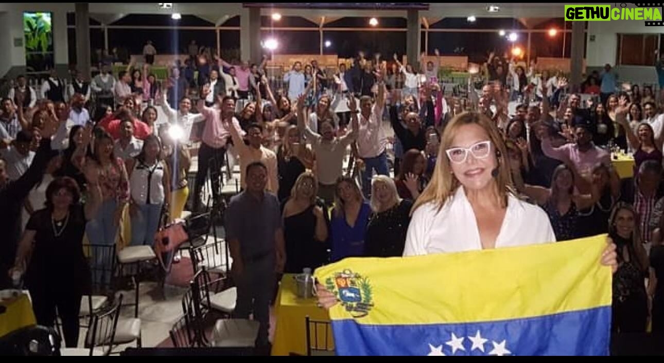 Hilda Abrahamz Instagram - ¡Celebremos la emoción de llenar la sala en el día mundial del teatro! 🎭❤️ En esta foto me encuentro rodeada de espectadores, es un momento emocionante que merece ser celebrado en este día tan especial. Como actriz, llenar la sala es un logro maravilloso y un testimonio de mi dedicación y talento. En este día, quiero celebrar cada paso que he dado en mi carrera, cada personaje que he interpretado y cada conexión que he establecido con el público. ✨✨✨ ¡Que siga llenando salas con mi arte, producto de muchos años de esfuerzo y dedicación, agradecida por su cariño y presencia, que pueda seguir inspirando a otros y dejando una huella importante en cada espectador! 🌟🎭❤️ #DíaDelTeatro #EmociónEnElEscenario #HildaAbrahamz ✨😊