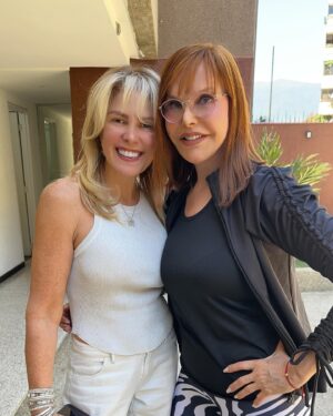 Hilda Abrahamz Instagram - 📸 Capturando momentos inolvidables con mi mejor amiga @carolina.perpetuo ... porque la verdadera amistad es como una hermandad. 👭💕

En esta foto, veo más que una simple imagen: veo años de risas compartidas, secretos guardados y apoyo incondicional. Cuando miro a mi lado, veo a alguien que siempre ha estado ahí para mí, en los buenos y malos momentos. Alguien que ha sabido cómo levantarme cuando más lo necesitaba y celebrar mis logros como si fueran los suyos propios.

La verdadera amistad es un regalo invaluable. Es tener a alguien con quien puedo ser completamente auténtica, sin temor a ser juzgada. Es sentirme comprendida incluso cuando no digo una palabra. Es tener a alguien que me conoce, incluso sin necesidad de explicaciones.

En esta foto, nuestros rostros reflejan todo el amor y la complicidad que hemos construido a lo largo de los años. No importa qué tan lejos estemos o cuánto tiempo pase entre nuestros encuentros, nuestra conexión es eterna. Es un lazo que trasciende la distancia y el tiempo.

Hoy quiero agradecer a mi mejor amiga por ser mi confidente, mi compañera de aventuras y mi apoyo inquebrantable. Gracias por ser esa persona especial en mi vida que siempre está dispuesta a escuchar, aconsejar y brindar un hombro en el que apoyarme.

Celebremos la amistad verdadera, aquella que nos da fuerzas cuando flaqueamos y nos llena de alegría cuando estamos juntas. Aquella que nos recuerda que no importa lo que pase, siempre estaremos ahí la una para la otra.

Etiqueta a tu mejor amiga en los comentarios y comparte este mensaje de amistad verdadera. 🌟💖”

#HildaAbrahamz #CarolinaPerpetuo