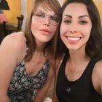 Hilda Abrahamz Instagram – 🌟 ¡Una foto que vale más que mil palabras! 🌟

En esta imagen, capturé un momento mágico y especial: ¡compartiendo la vida y el trabajo con mi hija @danielagrate , que también es mi mano derecha y socia en esta emocionante aventura como productora! @produccioneshildaabrahamz 💫💪

No puedo expresar con palabras lo feliz, dichosa y orgullosa que me siento al ver cómo hemos crecido juntas, enfrentando desafíos, superando obstáculos y celebrando logros. 👩‍👧💼✨

Esta etapa de mi vida es simplemente maravillosa. No solo tengo el privilegio de hacer lo que amo, sino que también puedo compartirlo con alguien tan especial como mi hija. ¡Es un sueño hecho realidad! 🌈💖

Cada día, me levanto con una sonrisa en el rostro, lista para conquistar el mundo junto a ella. Nuestro equipo es imparable y nuestra conexión, inquebrantable. Somos un ejemplo de que los sueños se hacen realidad cuando se persiguen con pasión y amor. 💫❤️🌟

Así que aquí estamos, dispuestas a dejar nuestra huella en el mundo del cine y el arte. Juntas, escribimos nuestra propia historia llena de éxito, risas y momentos inolvidables. No puedo esperar para ver qué aventuras nos esperan en el futuro. ¡El cielo es el límite! 🎬🚀

Gracias, mi hija @danielagrate , por ser mi compañera de vida y mi inspiración constante. ¡Eres mi mayor orgullo y mi mayor logro! Te amo más de lo que las palabras pueden expresar. 💕🌟

#MadreEHija #EquipoDeTrabajo #SociaYManoDerecha #AmorInfinito #HildaAbrahamz