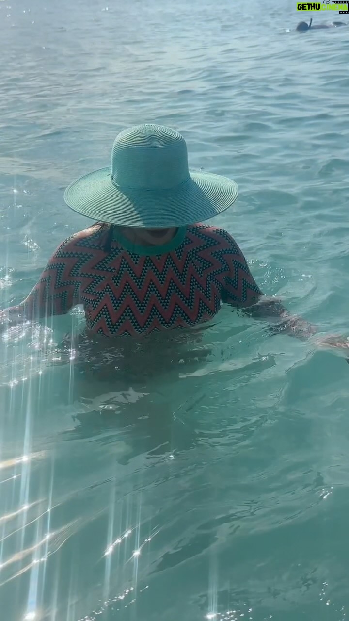 Hilda Abrahamz Instagram - ¡Bienvenidos a mi viaje estupendo de conexión mágica con la naturaleza en Curacao! 🌴🌊✨ Desde el momento en que llegué a esta hermosa isla caribeña, supe que me esperaba algo especial. La energía vibrante y la exuberante belleza natural me envolvieron de inmediato. 🏝️😍 Explorar Curacao fue como adentrarme en un sueño tropical. Caminé por senderos rodeados de exótica vegetación, escuchando el canto de las aves y sintiendo la brisa acariciar mi rostro. 🌿🐦🌺 No podía resistirme a las aguas cristalinas que me invitaban a sumergirme. Snorkeleé en arrecifes de coral, nadando entre peces tropicales de colores deslumbrantes. Fue un espectáculo acuático que me dejó sin aliento. 🐠🐡🐚 Cada noche, me dejaba cautivar por los atardeceres mágicos que pintaban el cielo con tonos dorados y rosados. Sentado en la playa, me sentí en comunión con el universo, agradecido por la oportunidad de vivir esta experiencia única. 🌅🧡✨ Curacao despertó en mí una pasión renovada por la naturaleza y una conciencia más profunda de la importancia de proteger y preservar nuestro entorno. Me llevé conmigo no solo recuerdos inolvidables, sino también un compromiso de cuidar y valorar el mundo natural que nos rodea. 🌍💚🙏 Mi viaje estupendo de conexión mágica con la naturaleza en Curacao fue una experiencia transformadora que me recordó la belleza y la grandeza de nuestro planeta. ¡Regreso a casa con el corazón lleno de gratitud y el deseo de seguir explorando y protegiendo nuestra maravillosa naturaleza! ✈️🌴🌿 #Curacao #ConexiónMágicaConL aNaturaleza #ViajeEstupendo #HildaAbrahamz