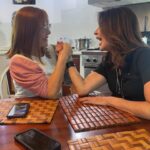 Hilda Abrahamz Instagram – Nos medimos??? 

Quien crees que gane??? ✨✨✨

Ganó la amistad 💜✨✨✨

#HildaAbrahamz #Kiara #amigasforever