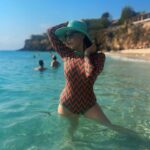 Hilda Abrahamz Instagram – Cada día, me levanto con una sonrisa en la cara y una actitud positiva, lista para enfrentar los retos y superarlos. La clave está en creer en ti misma y en tus habilidades únicas. ¡Tú también puedes lograrlo! 🌈🔥
Recuerda que no importa tu género, edad o procedencia, todos podemos alcanzar nuestros sueños y metas. La plenitud se encuentra en el amor propio, la determinación y en buscar constantemente nuevas oportunidades de crecimiento. 💕🌱
Entonces, ¿estás listo para abrazar la plenitud y aprovechar todas las oportunidades que la vida te ofrece? 🚀💖
Traje de baño @loffbeachwear ✨✨✨
#PlenitudDeMujer #EmpoderamientoFemenino #OportunidadesParaTodos #SueñosHechosRealidad #HildaAbrahamz