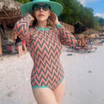 Hilda Abrahamz Instagram – 🌸✨💖 En este escenario mágico, me conecto con la naturaleza y celebro mi capacidad de traer vida al mundo. La brisa marina susurra secretos de fortaleza y resiliencia, mientras las olas danzan en armonía con mi espíritu empoderado. 💖✨🌸

💥💪🌟 Con cada paso que doy en la playa, abrazo mi poder como mujer y me lleno de confianza. En cada foto que captura este momento, se refleja mi fuerza y mi orgullo. 💥💪🌟

🌻🌊💫 Que esta imagen en la playa sea un símbolo de mi poder como mujer dadora de vida, irradiando amor, valentía y determinación. En este lugar de serenidad y libertad, me siento en armonía conmigo misma y con el universo. 🌻💫🌊

FELIZ SÁBADO MIS QUERIDAS AMIGAS 💜✨✨✨✨

#HildaAbrahamz