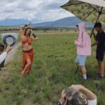 Hilda Abrahamz Instagram – ¡Prepárate para viajar en el tiempo y sumergirte en el mágico mundo de “Kaina”! 🌟✨ Hace dos años, tuve el honor de ser parte de una sesión de fotos épica en Canaima, donde revivimos al legendario personaje de Maniña Yerichana. ¡Y lo mejor aún, 27 años después de su estreno! 😱🎬

Fueron días llenos de energía y emoción, rodeados de un equipo de profesionales increíbles. 

Producción @danielagrate @produccioneshildaabrahamz 

Fotografía @guillefelizola 

Estilismo @ivocontreras 

Maquillaje @miguelotox 

Vestuario @storelola 

Locación @wakulodge 

Juntos, hicimos realidad el sueño de traer de vuelta a la vida a este personaje icónico y llevarlo a las majestuosas tierras de Canaima. 🌿🌄

Cada detalle fue cuidadosamente planeado para capturar la esencia mágica de Maniña Yerichana ✨✨✨

El escenario no podría haber sido más perfecto. Canaima, con sus cascadas impresionantes y su exuberante vegetación, nos envolvió en su atmósfera mística y nos permitió crear imágenes que evocan la magia y la conexión con la naturaleza que caracterizaba a Maniña Yerichana. 🌺🏞️

Esta sesión de fotos es un recordatorio de que las historias atemporales y los personajes inolvidables perduran en nuestros corazones. 💜 

 ¡Y hoy, los comparto  con todos ustedes! Sigue acompañándome  en este viaje lleno de nostalgia y magia, donde Maniña  Yerichana cobra vida una vez más en Canaima. 💖✨

#KainaRevive #maniñayerichana #Hilda Abrahamz #CanaimaMágica #27AñosDespués #EquipoProfesional #Nostalgia #Magia #TelenovelasVenezolanas #kaina