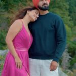 Hina Khan Instagram - Shehzaadi aa gayi eh saareyan de dil te raaj karan layi 😍👑 #Shehzaadi - SONG OUT NOW Shinda Shinda No Papa in cinemas now @gippygrewal @iamshindagrewal_ @realhinakhan @jaswinderbhalla @princekanwaljitsinghofficial @raghveerboliofficial @amarpreetchhabra @nareshkathooria @ravneetgrewalofficial @iamekomgrewal @nirmalrishiofficial hardipgillactor @iseemakaushal @jatindershah10 @avvysra @mastersaleem786official @manjitsahotaofficial @kumaarofficial @veetbaljit_ @harmanranitatt @official_guri_ghuman @harinder_bhullar @kambojsukha @humblemotionpictures @bhana_I.a @vinodaswal13 @hardeepdullat13 @yoodleefilms @saregamapunjabi @inikhilsoni_ @deepbawaofficial @jatindershah10 #SaregamaPunjabi #SaregamaMusic #ShindaShindaNoPapa #Shehzaadi #GippyGrewal #Badshah #HinaKhan #ShindaGrewal #PunjabiSongs
