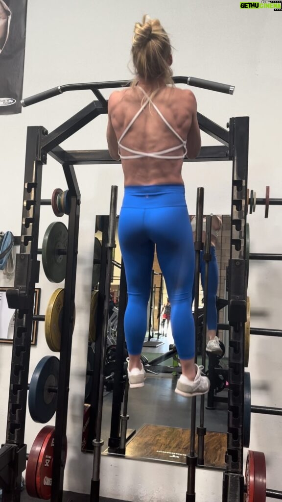 Holly Holm Instagram - Want a video on ways to learn pull ups?! They were super easy for me as a gymnast growing up but I had to relearn as an adult. I might put a video together for you all if you want a few ideas. 💪