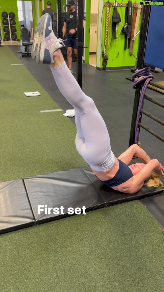 Holly Holm Instagram - Apparently the correct way is to not let my backside touch the floor … so the second set was me trying to correct it. Well “correct” is so much harder. ! And with each set being 6 reps I had to do 4 …. Breathe… and then 2. 😅 (4 sets of the 6 reps)