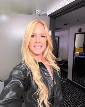 Holly Holm Instagram - On our way. Press conference #ufc300 🙂